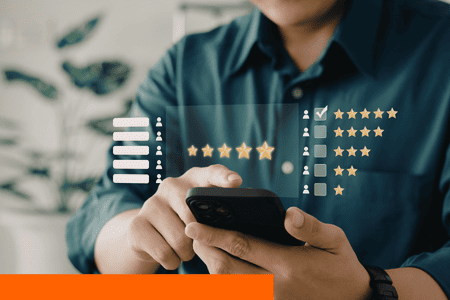 Imagem de um homem fazendo atendimento personalizado via whatsapp com seu cliente