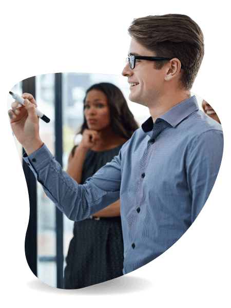 Imagem de um profissional de SEO analisando os resultados com a equipe da Sogno